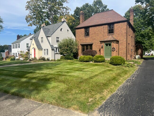 Building Photo - 120 Ridgewood Dr