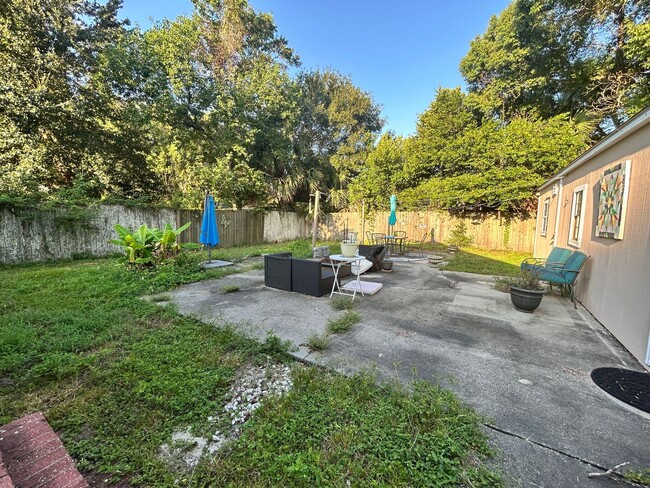 Building Photo - 179 Dahlia St