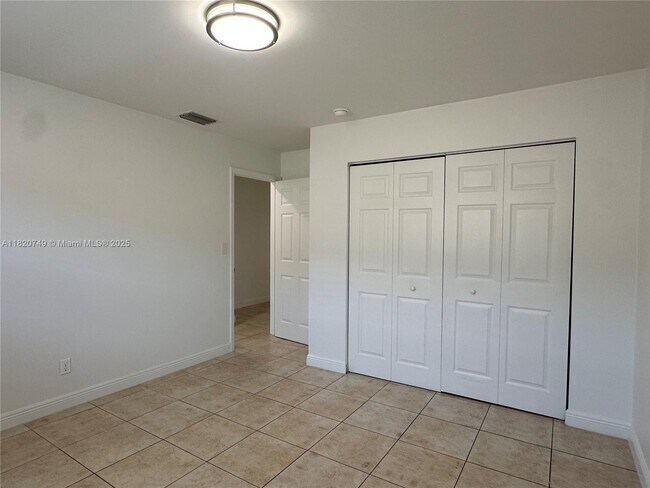 Building Photo - 5841 SW 36th Ct