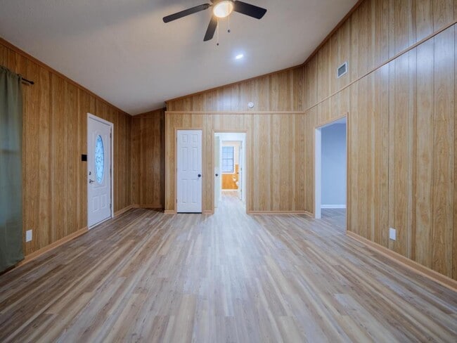 Building Photo - 804 Lakeland Ave