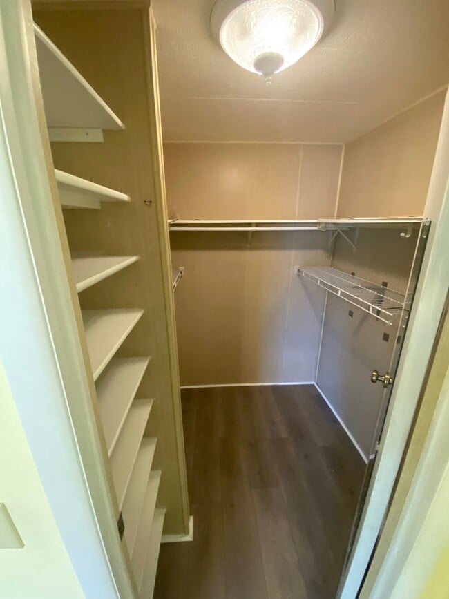 Building Photo - Beautiful 2 + 2, ANNUAL Lease In Orange Bl...