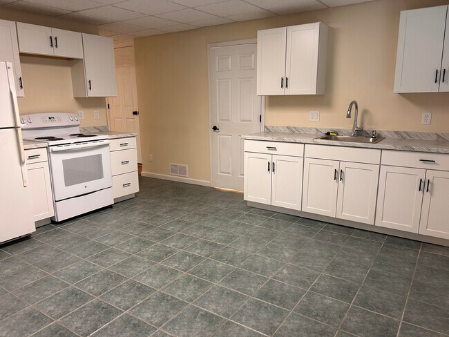 Building Photo - 2002 Fairbrook Ln