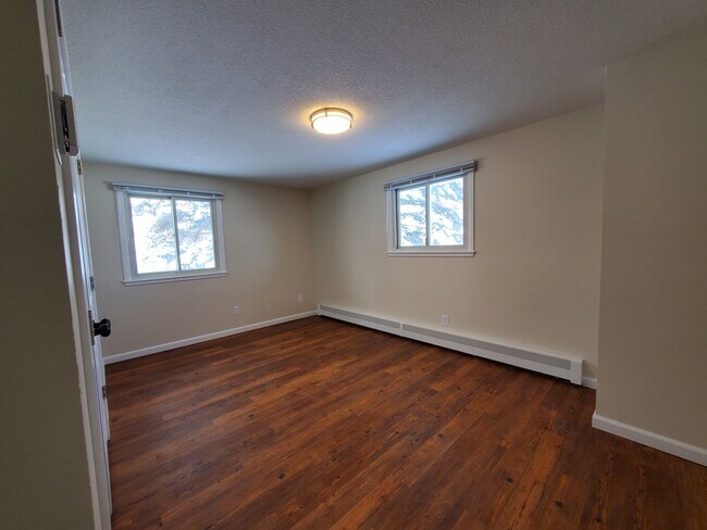 Building Photo - 2861 Longfellow Rd N