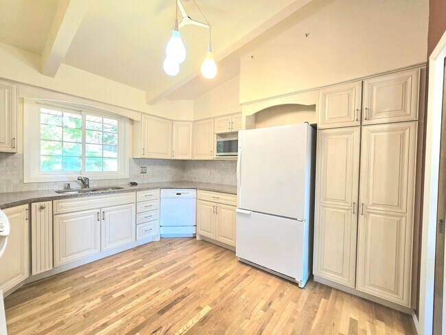 Building Photo - Charming 4-Bedroom Split-Level Home with S...