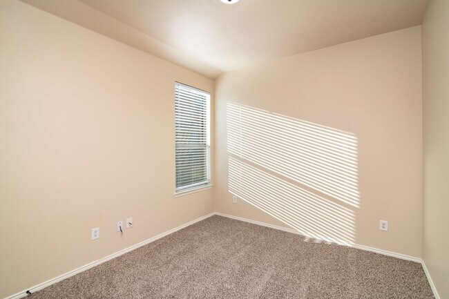 Building Photo - 395 Orbit Dr