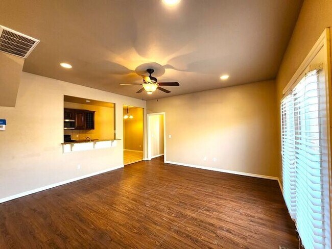 Building Photo - 4 Bed 2 Bath 2 Car Duplex in the Oxford Park Addition in Edmond