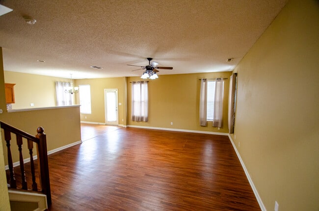 Building Photo - 2322 Middle View Dr