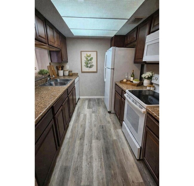 Building Photo - 2818 S Bartell Dr