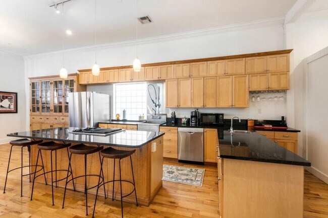 Building Photo - 1204 Carondelet St