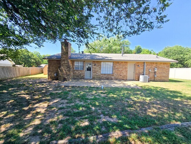 Building Photo - 3 Bed 2 Bath 2 Car Garage in Shawnee!