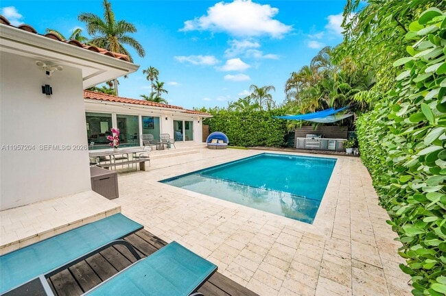 Building Photo - 1080 NE 104th St