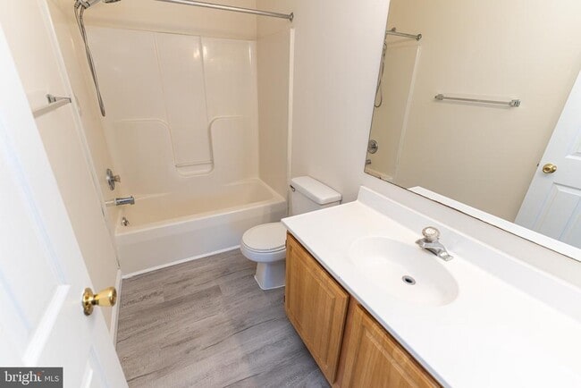 Building Photo - 3500 Sanibel Cir