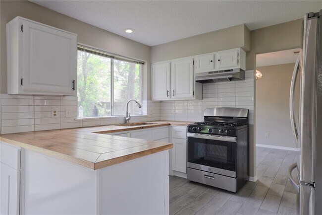 Building Photo - 15918 Pinyon Creek Dr