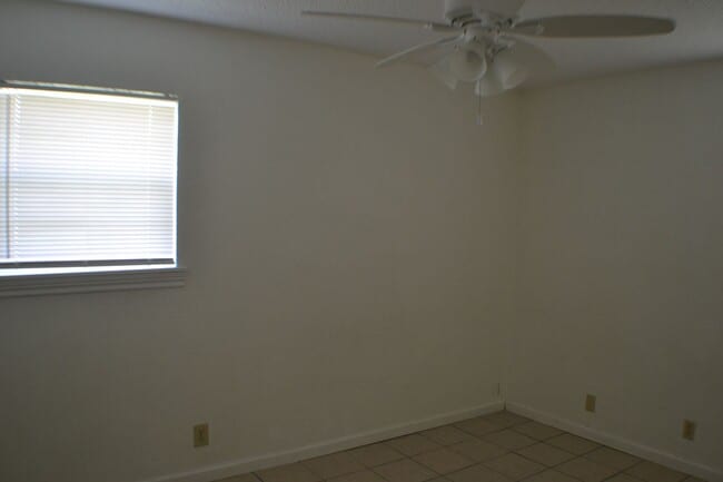 Building Photo - Half Duplex 2 Bedrooms 1 Bath For Lease in...