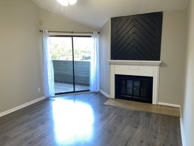 Building Photo - Charming Two Bedroom Condo Off Sharon Amity!