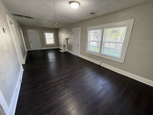 Building Photo - 728 N Holmes St