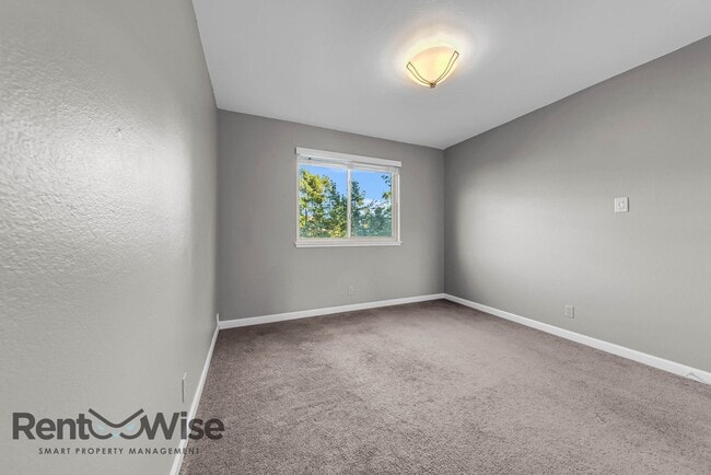 Building Photo - 963 Ridgeview Ct