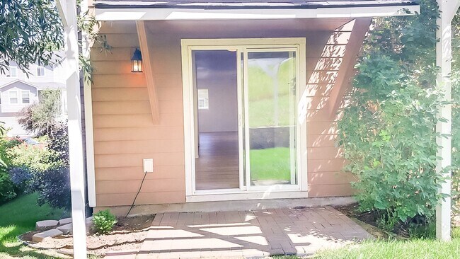 Building Photo - Beautiful 4 bedroom 3 bath townhouse w/att...