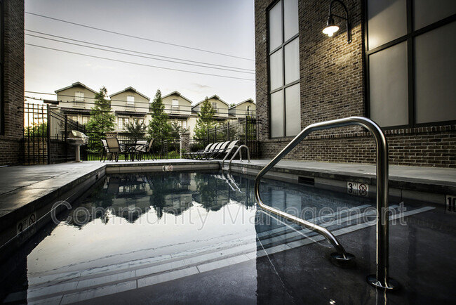 Building Photo - 333 E Boyd Dr