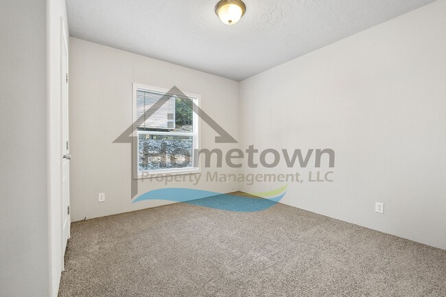 Building Photo - 3 Bedroom 2 Bathroom Home on a Private Lot out in the Country Near Sagle!