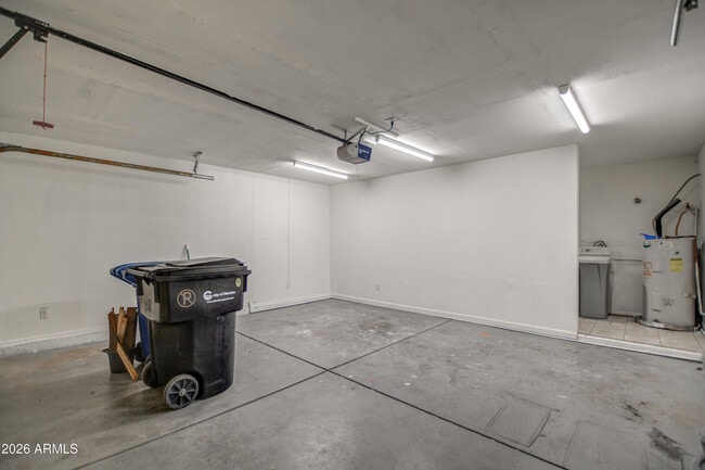 Building Photo - 815 E Calle Del Norte
