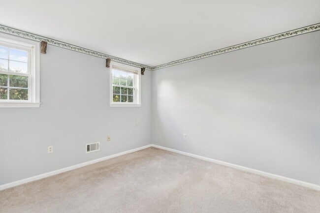 Building Photo - Beautifully maintained townhome on a quiet cul-de-sac in Springfield!