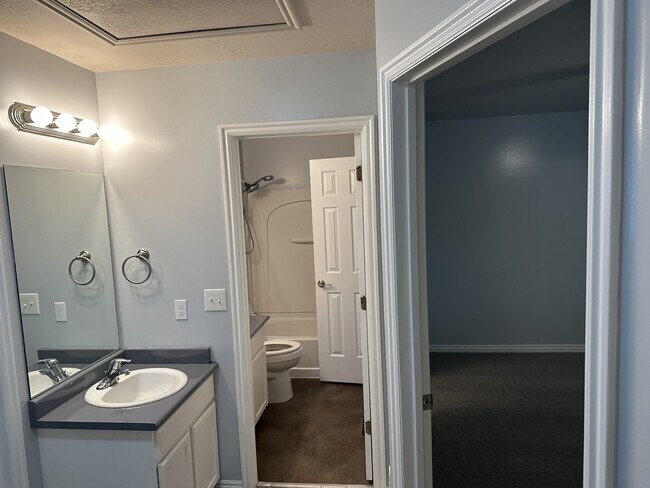Building Photo - 630 W Allen Cove