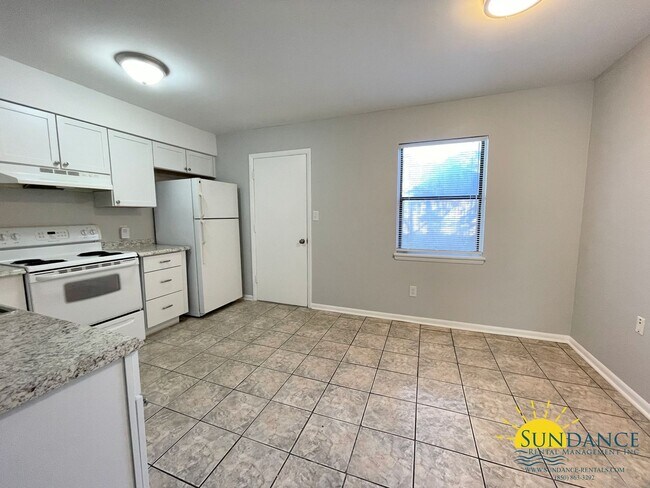 Building Photo - Great End-Unit Townhouse in Fort Walton Beach!