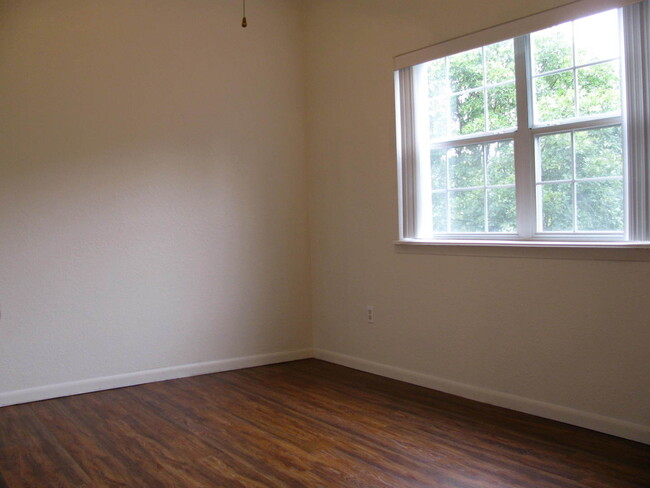 Building Photo - Condominium in The Oaks of Holiday Hills R...