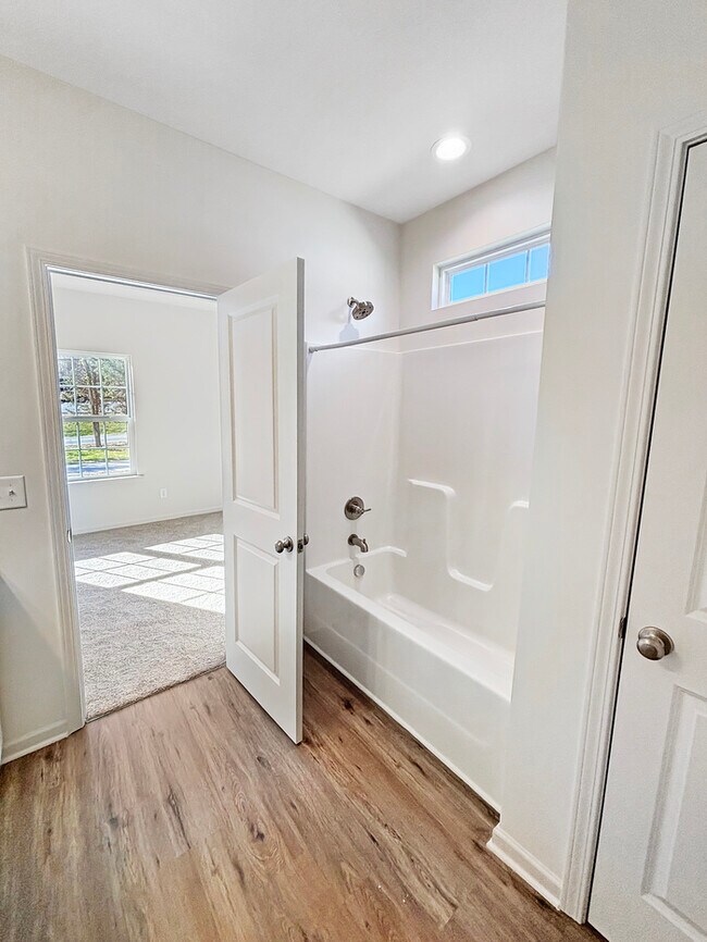 Building Photo - 3 Bed, 2 Bath Home with Garage / Pet-Friendly / Vouchers Accepted / Coming Soon!