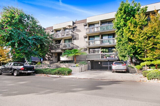 Building Photo - 727 Westbourne