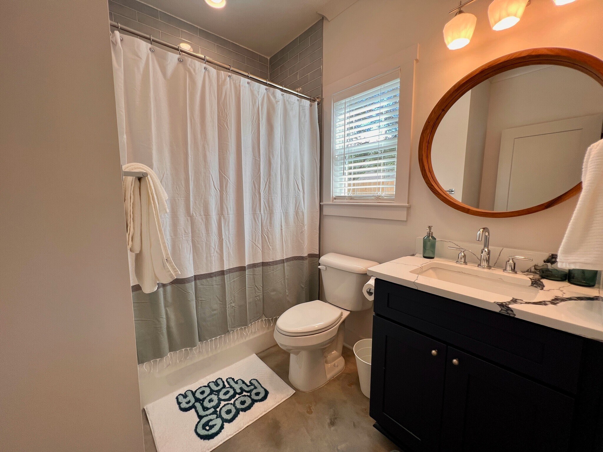 Full Bathroom - 496 Glenwood Plz SE