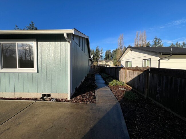 Building Photo - Price Drop to 3250!-Exceptional 2200 sq ft Three Bedroom 2 Bath Rambler in Fed Way - with A/C
