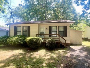 Building Photo - Two bedroom, 1 bath house in Burlington