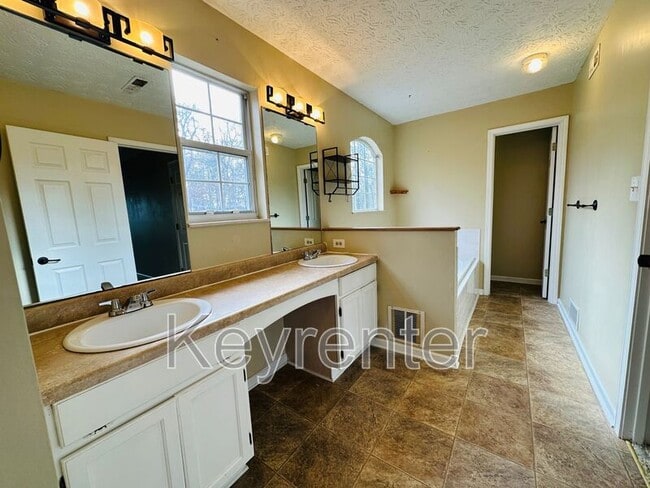 Building Photo - 12490 Daisywood Dr