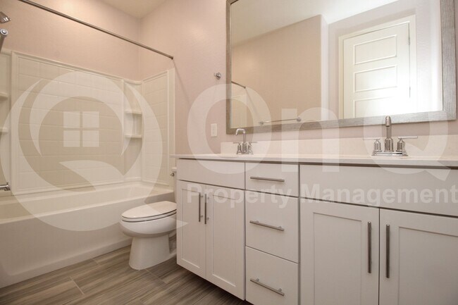 Building Photo - 678 N Bay Dr