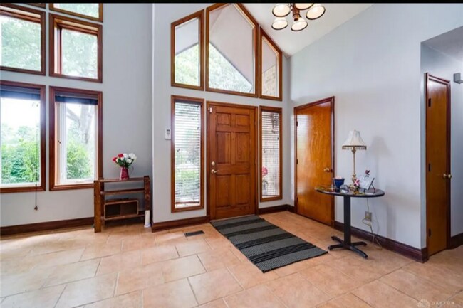 Building Photo - 3 bed 2 bath with pool