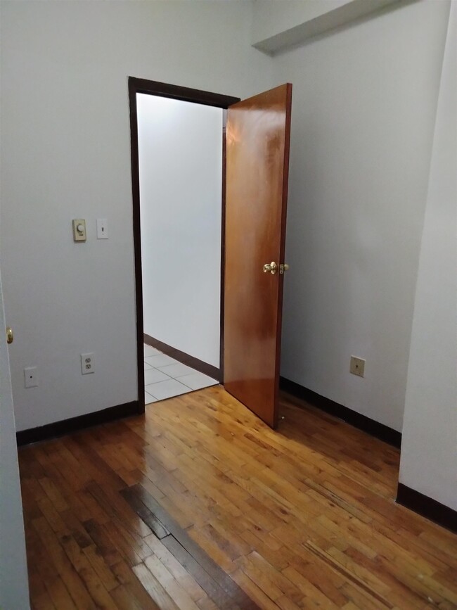 Building Photo - 1409 Grand St