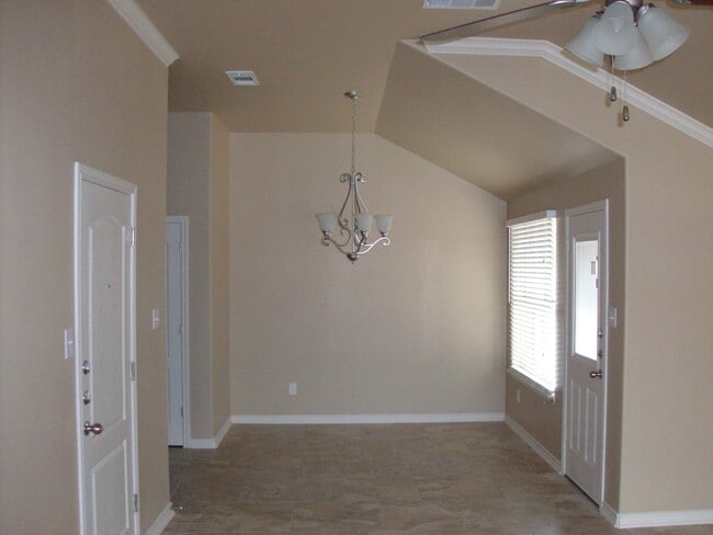 Building Photo - Viewable 10/3 – Spacious 3 Bedroom, 2 Bath...