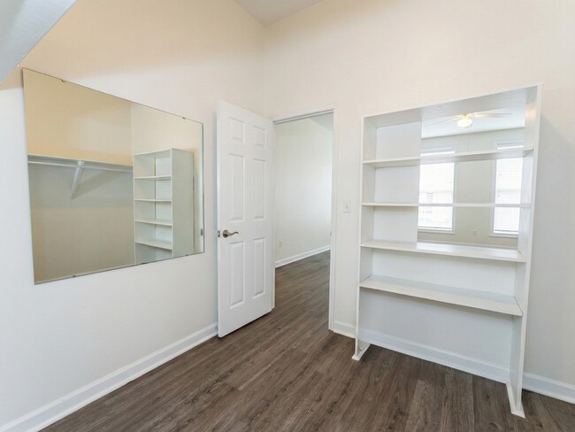 Building Photo - 235 King St