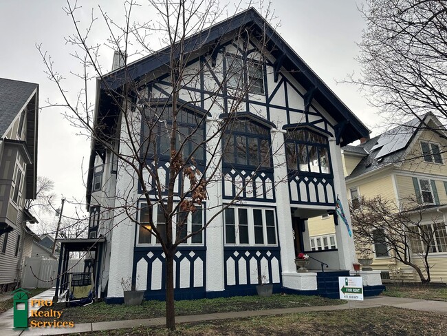Building Photo - Gorgeous 3 Bedroom Main Level Duplex Unit