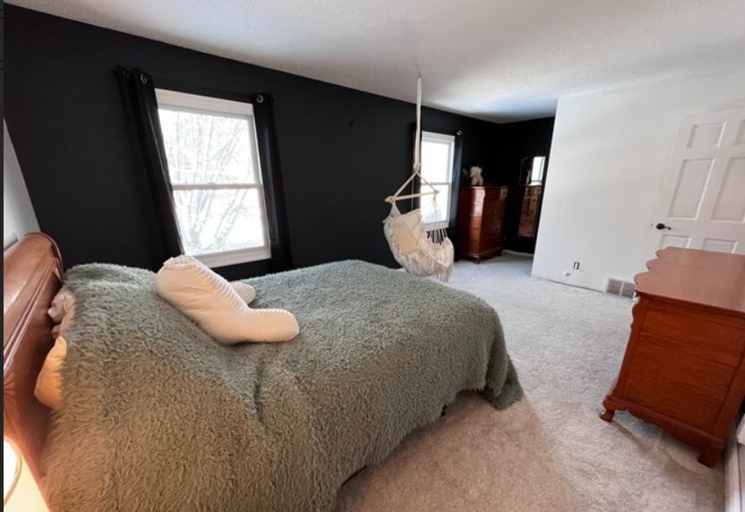 Building Photo - 3430 Urbandale Ln N