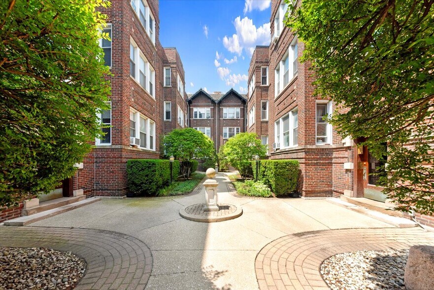 Primary Photo - 4862 N Ashland Ave