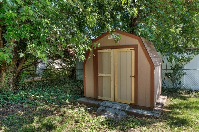 Building Photo - Newly Renovated 3 Bedroom 2 Bathroom in