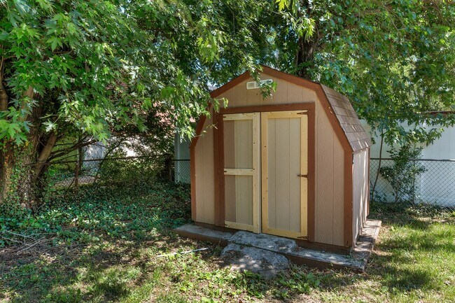 Building Photo - PENDING - Newly Renovated 3 Bedroom 2 Bathroom in