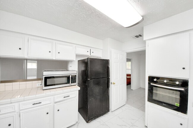 Building Photo - 9131 Rentur Dr