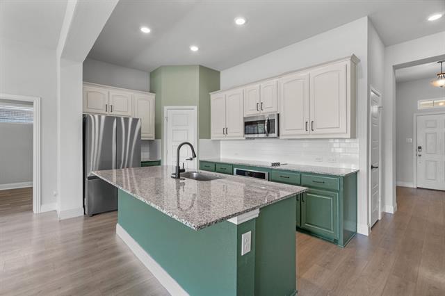 Building Photo - 1440 Lakeview Dr