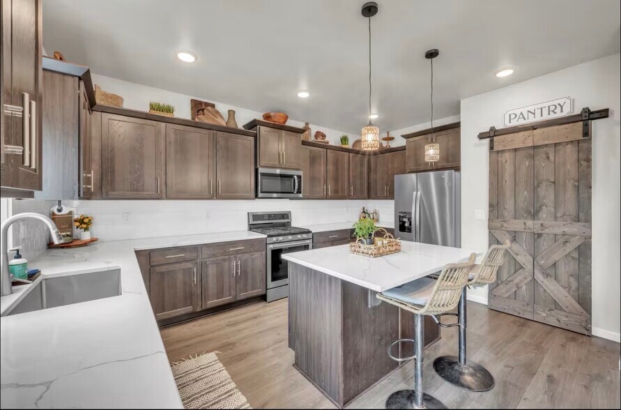 Building Photo - 16496 Pine Creek Dr