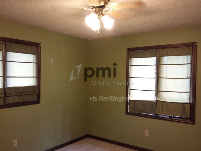 Building Photo - 536 W Ash Ave