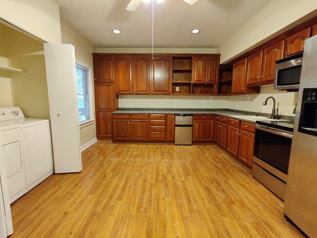 Building Photo - 701 Yorkshire Rd NE